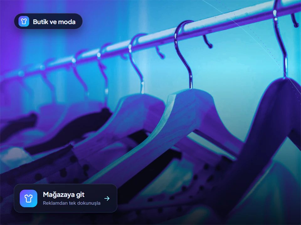 Butik ve moda görseli: ahşap askılarda sergilenen kıyafetler, marka renkli duotone işlenmiş; köşede Mağazaya git kartı.