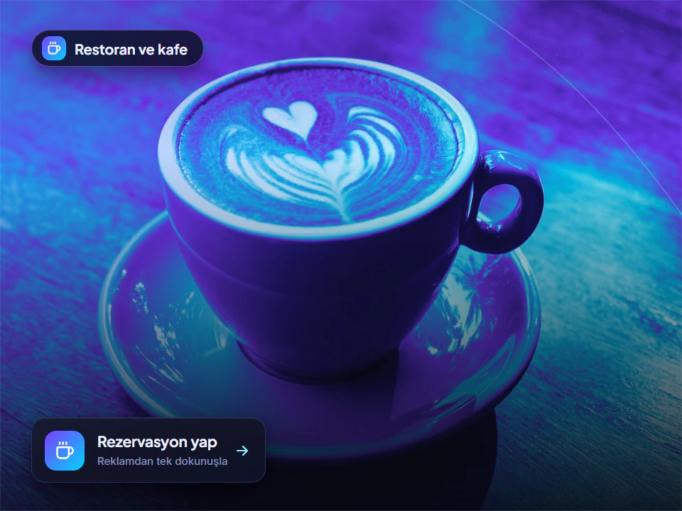 Kafe ve restoran görseli: ahşap masada kalp şeklinde latte sanatı olan fincan, marka renkli duotone işlenmiş; köşede Rezervasyon yap kartı.
